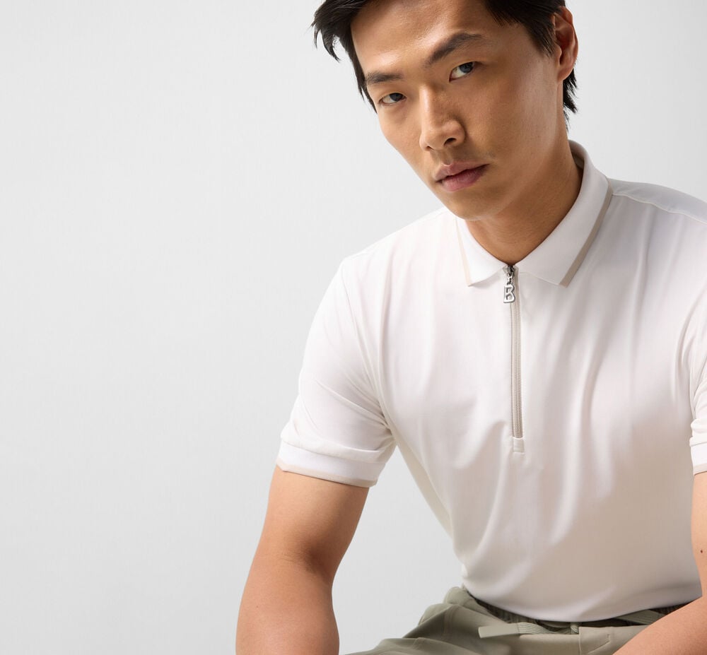 Close-up des Herren Models. Er tr&auml;gt Funktions-Polo-Shirt Cody in Wei&szlig;. 