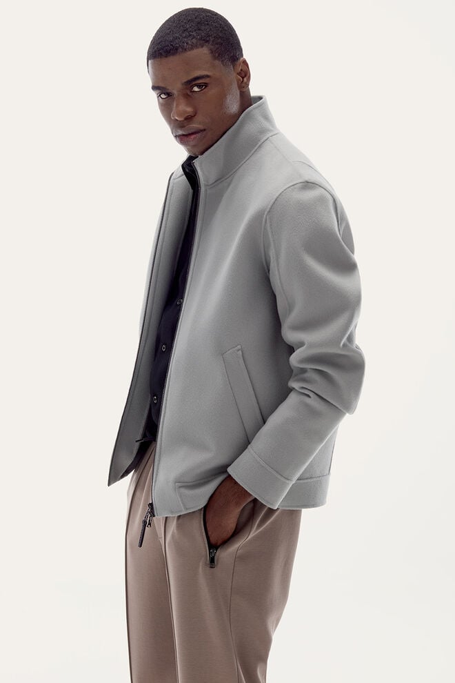 Für Pre-Spring 2026 setzen wir auf minimalistische Erdtöne – perfekt verkörpert von Doubleface-Blouson Brice und Jogpants Reed.