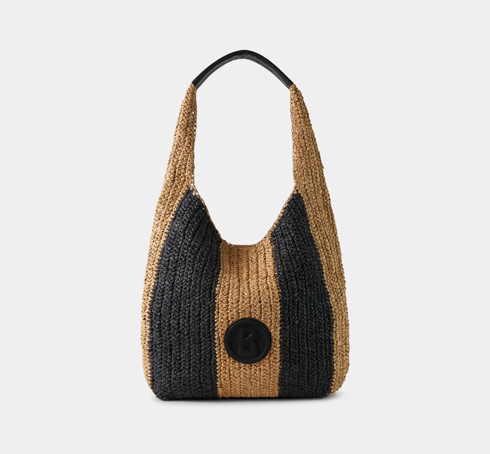 Eine aus Bast in Beige und Schwarz gefertigte Tasche mit abgerundetem Trageriemen und Logo-Detail auf der Vorderseite.