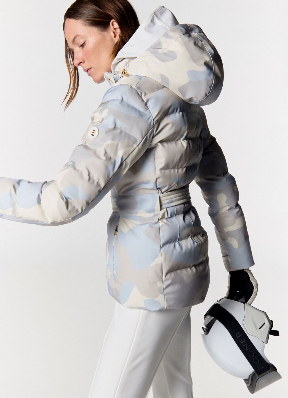 This women’s ski jacket sports a subtle camouflage pattern in light colour tones.