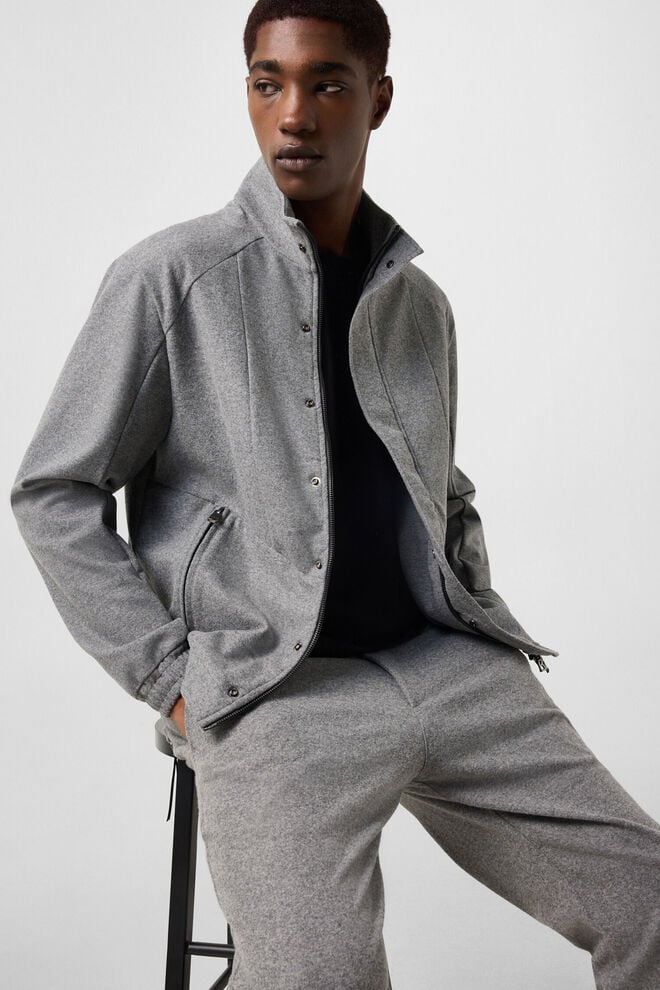 Le mannequin homme porte un ensemble compos&eacute; de la veste Bradley et du pantalon Boris en flanelle, tous deux gris. Il porte dessous le T-shirt Ryan noir.