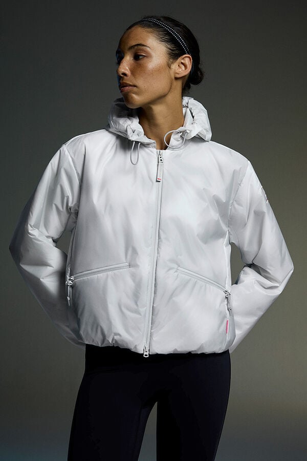 Close-up von Funktionsjacke Yadira in Hell-Grau, kombiniert mit dunklen Tights.