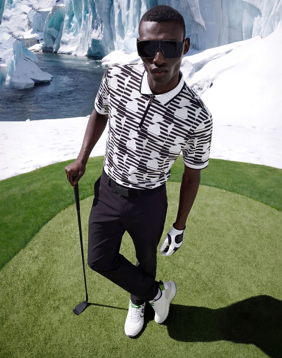 Zwei Golf Looks an einem Herren Model. Links tr&auml;gt er ein hellblaues Polo und wei&szlig;e Shorts, rechts ein Polo-Shirt mit Print und dazu passender Hose.