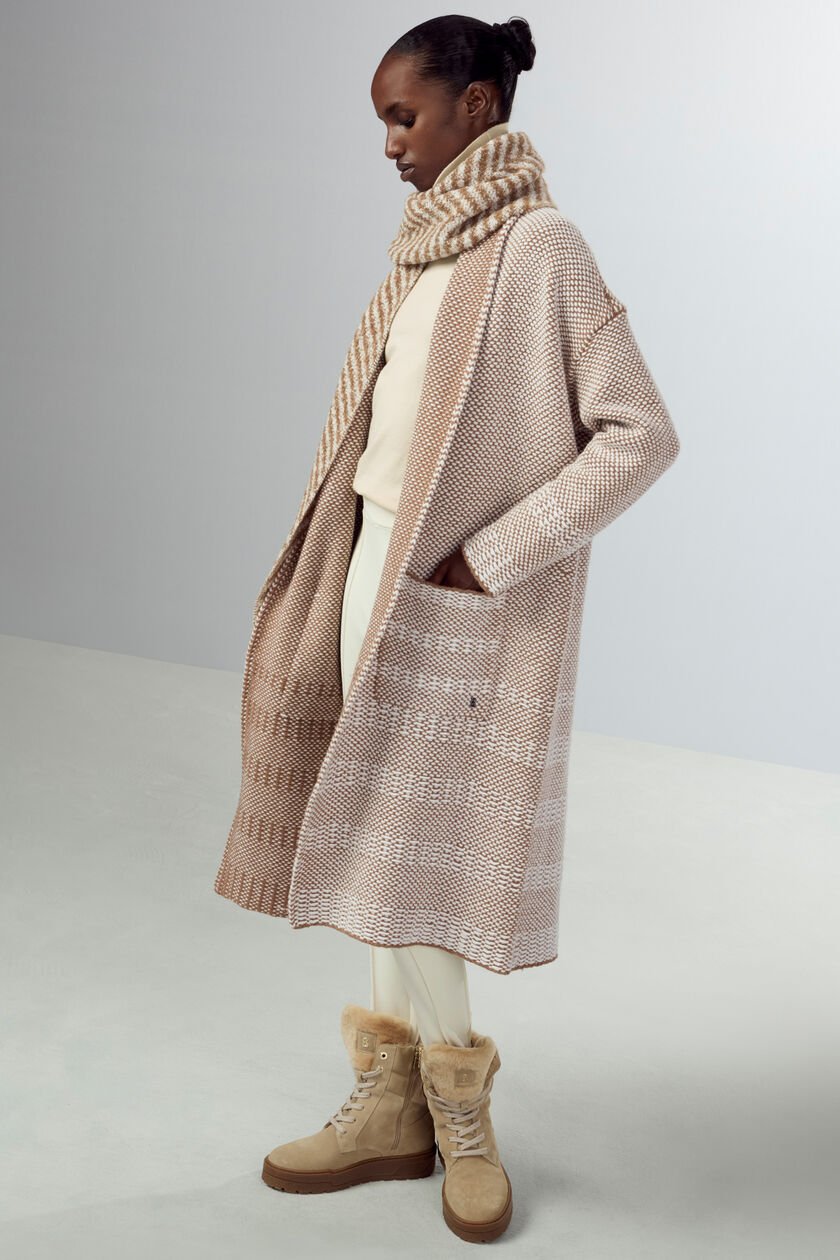 Damen Strickmantel Lassie aus reiner Schurwolle mit Two-Tone-Optik, kombiniert mit einem Schal und einem Sweat-Anzug.