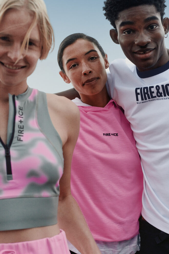Drei nebeneinanderstehende Models in FIRE+ICE Active Wear Styles mit unverwechselbaren Logo-Details.