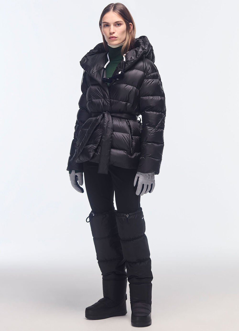 Thanks to its shawl collar and wrap belt, the Laurie down jacket has a feminine vibe, in monochrome style with accessories in black. Thanks to its shawl collar and wrap belt, the Laurie down jacket has a feminine vibe, in monochrome style with accessories in black.