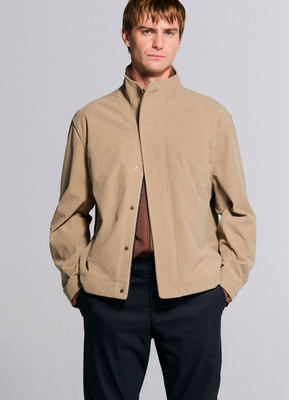 Das zweite Herrenmodell tr&auml;gt die Cordjacke Baxter, die mit einem Zwei-Wege-Rei&szlig;verschluss sowie einer Druckknopfleiste versehen ist.