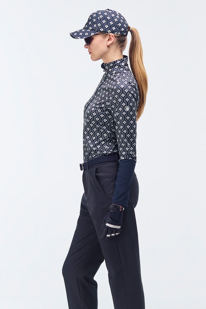 Another highlight: graphic prints. Here, the model is wearing a baseball cap and a first layer with golf club motifs.
