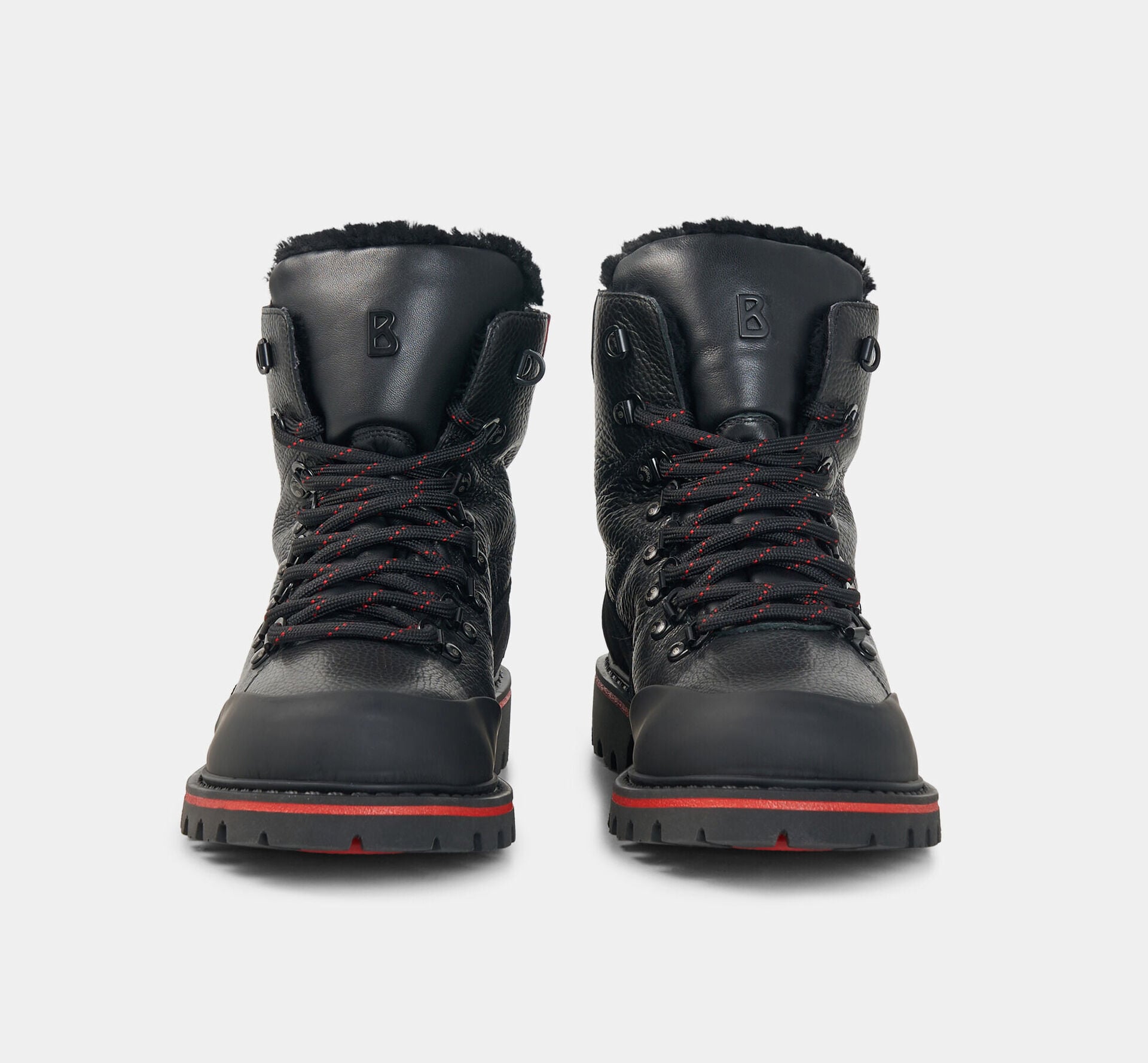 Les bottines &agrave; lacets Helsinki noires sont confectionn&eacute;es en cuir textur&eacute; et lisse et se distinguent par des lacets contrastants rouges et noirs, des d&eacute;tails en peau d&rsquo;agneau et des crampons rabattables.