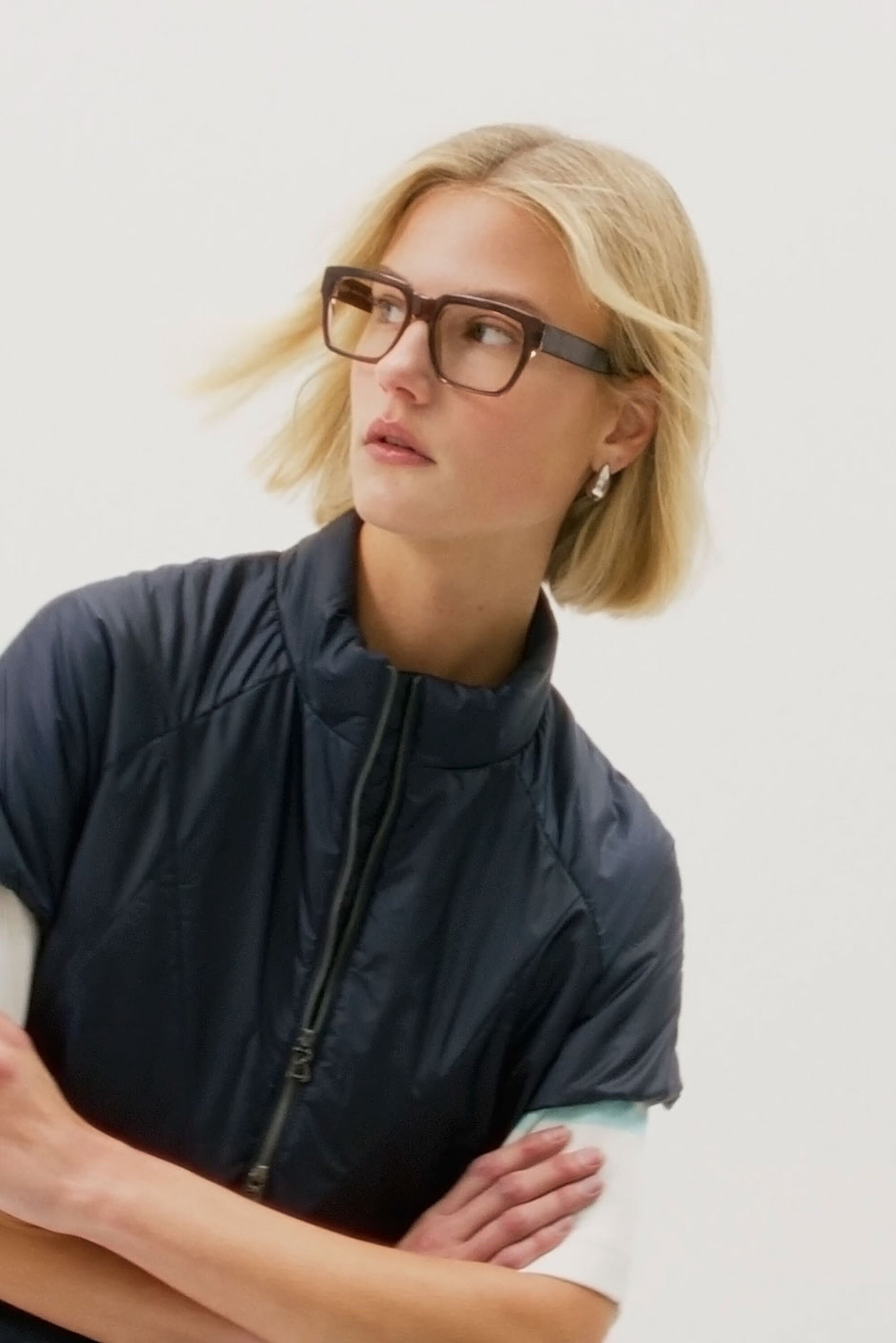 Ein Video des Damen Models mit der leichten wattierten Jacke Brittany in Navy-Blau.