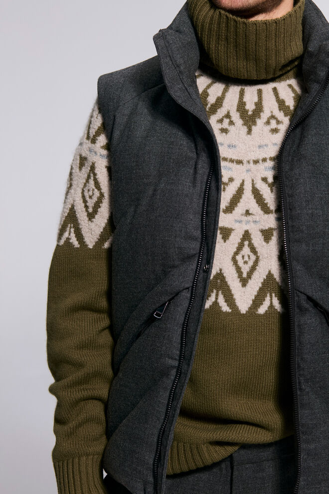 The model is wearing the Roxter pullover in olive green with a light beige Norwegian pattern.