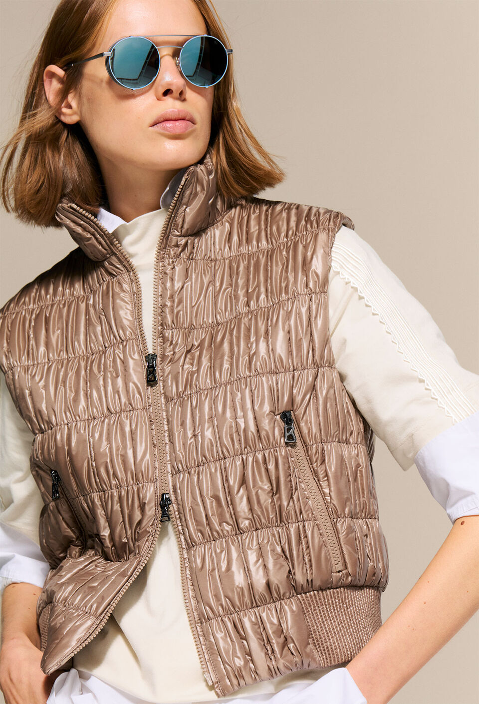 Das Damen Model tr&auml;gt die lang&auml;rmelige Bluse Misty, dar&uuml;ber das bestickte, leichte Shirt Stacey und die grafisch gesteppte Weste Sally in Camel.