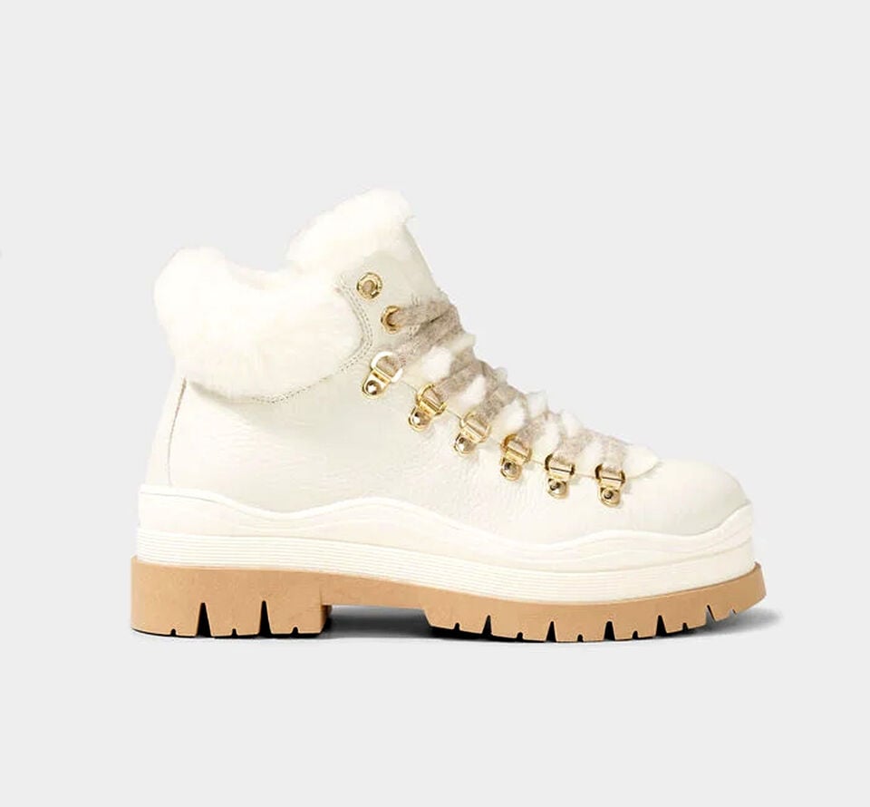 Das Bild zeigt die Arosa Schn&uuml;rboots in Off-White aus Leder mit Lammfellbesatz und w&auml;rmendem Shearling auf der Innenseite.
