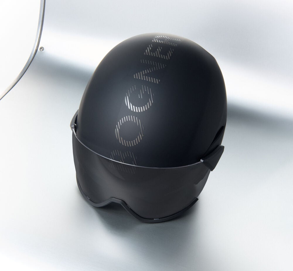 Der schwarze Skihelm von BOGNER wird aus der Vogelperspektive abgebildet. Auf der Oberseite zeigt er ein Logo.