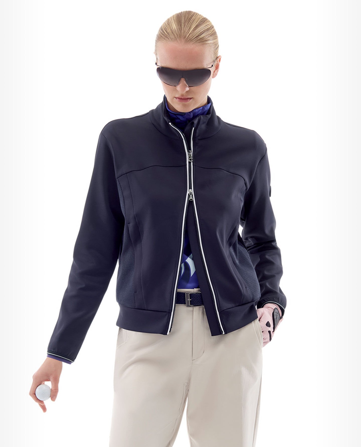 Für kühle Abende am Golfplatz punkten wärmende Styles wie diese dunkelblaue Zipperjacke, getragen vom Damenmodel.