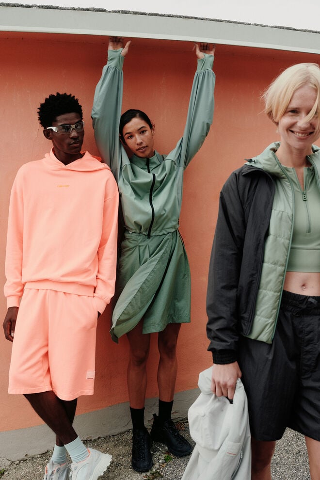 Drei nebeneinanderstehende Models in FIRE+ICE Active Wear Styles in Eukalyptus, Apricot und Schwarz.