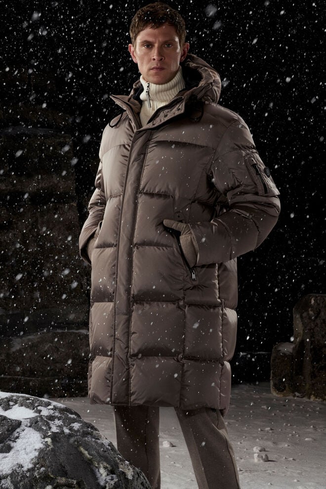 Another highlight: the Erico down coat in greige – combined with a cashmere Troyer and flannel trousers.