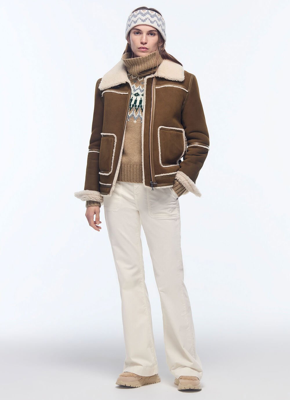 Ein weiteres Highlight: die braune Veloursleder-Jacke mit Lammfellbesatz, getragen mit Norweger, weißer Hose und Boots.