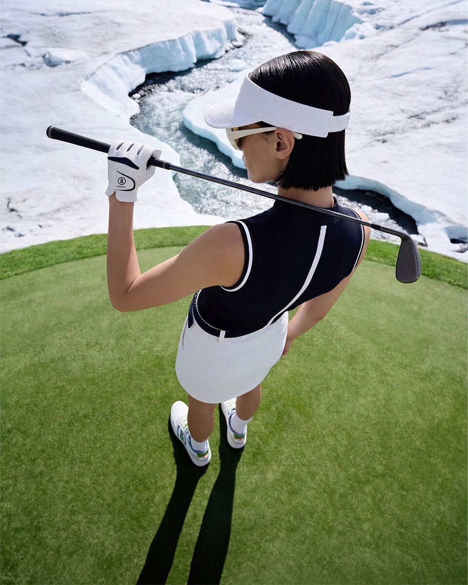 Zwei Golf Looks an einem Damel Model. Links tr&auml;gt sie ein dunkelblaues Polokleid, rechts ein &auml;rmelloses Polo-Shirt sowie einen Rock.