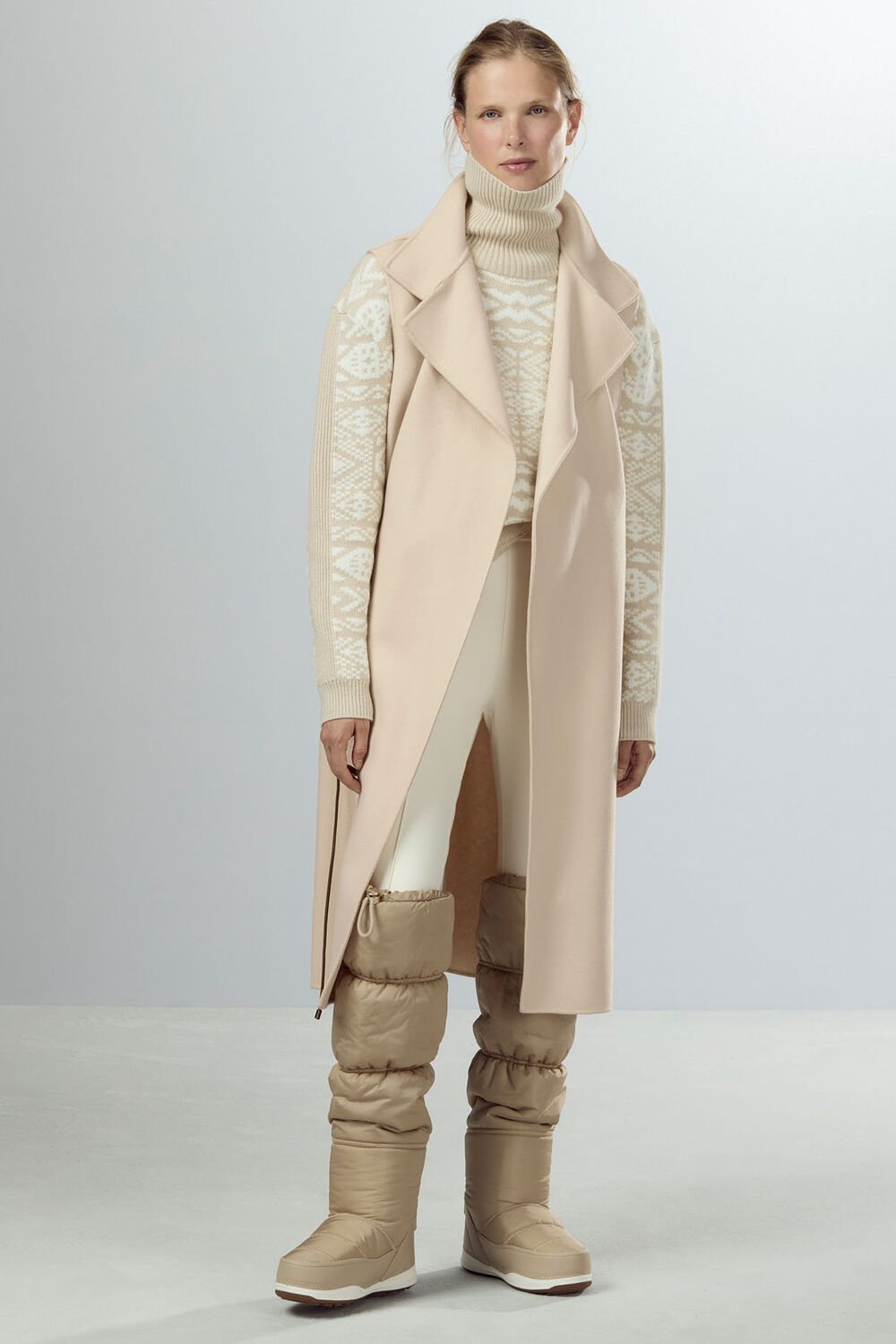 Ganzkörperaufnahme des Damen Models, das einen hellen Norweger, Steghose, Overknee-Boots und lange Wollweste trägt. Ganzkörperaufnahme des Damen Models, das einen hellen Norweger, Steghose, Overknee-Boots und lange Wollweste trägt.