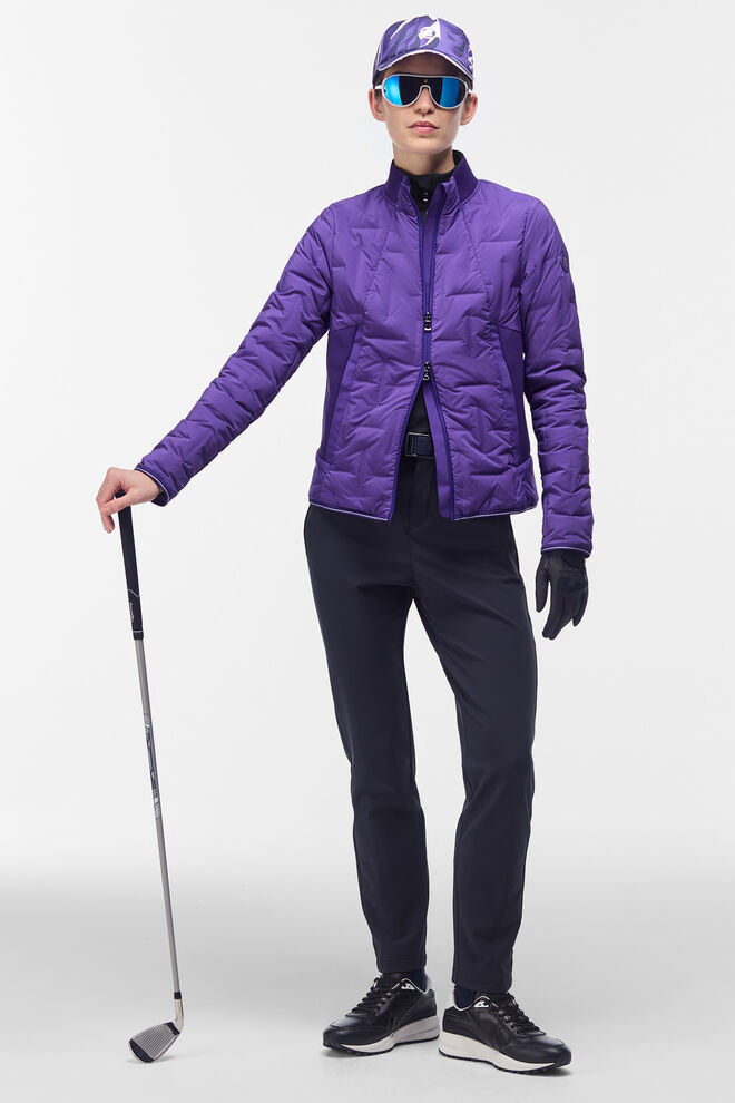 The colour of the new Golf collection: purple – particularly beautiful as a lightweight tube down jacket. Combined with lightweight trousers.