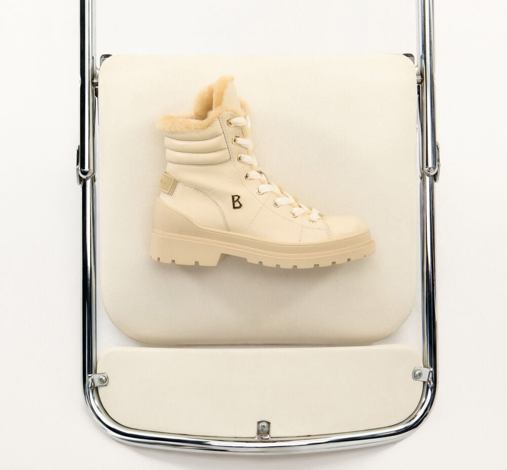 Een van de hoogtepunten voor de winter: beige veterlaarzen met B-logo en voering van schapenvacht.