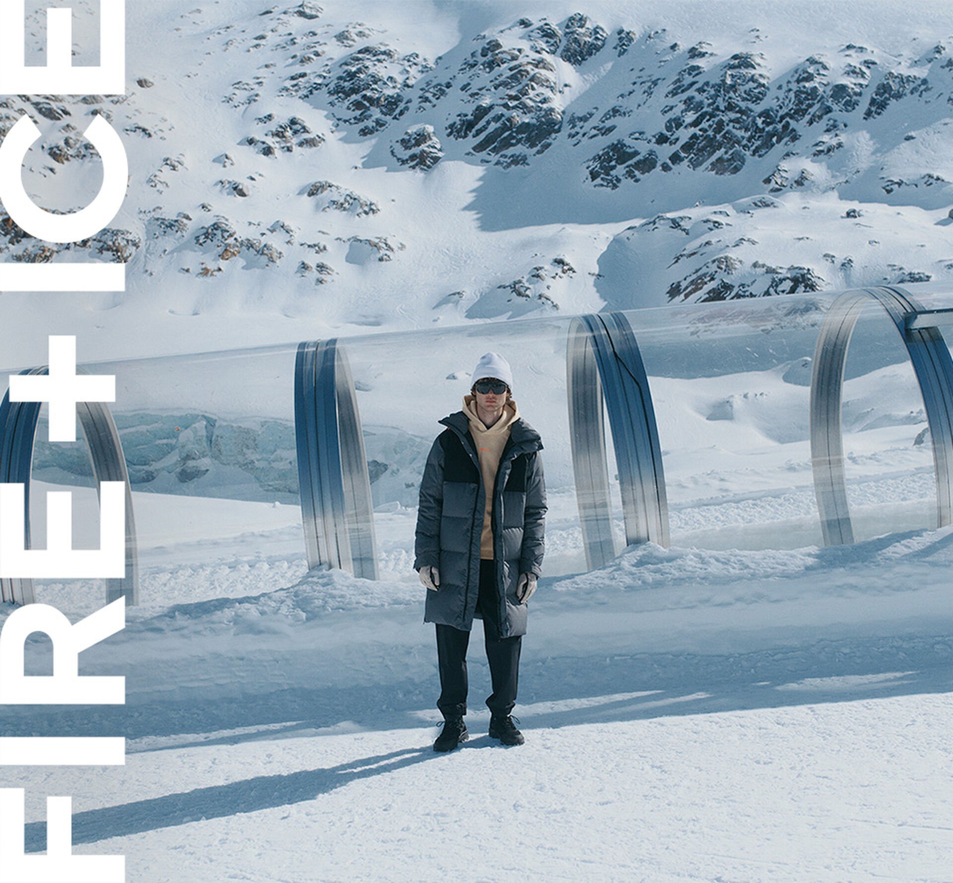 Die aktuelle FIRE+ICE Kollektion wird in einer Schneelandschaft gezeigt, die den Abenteuergeist widerspiegelt.