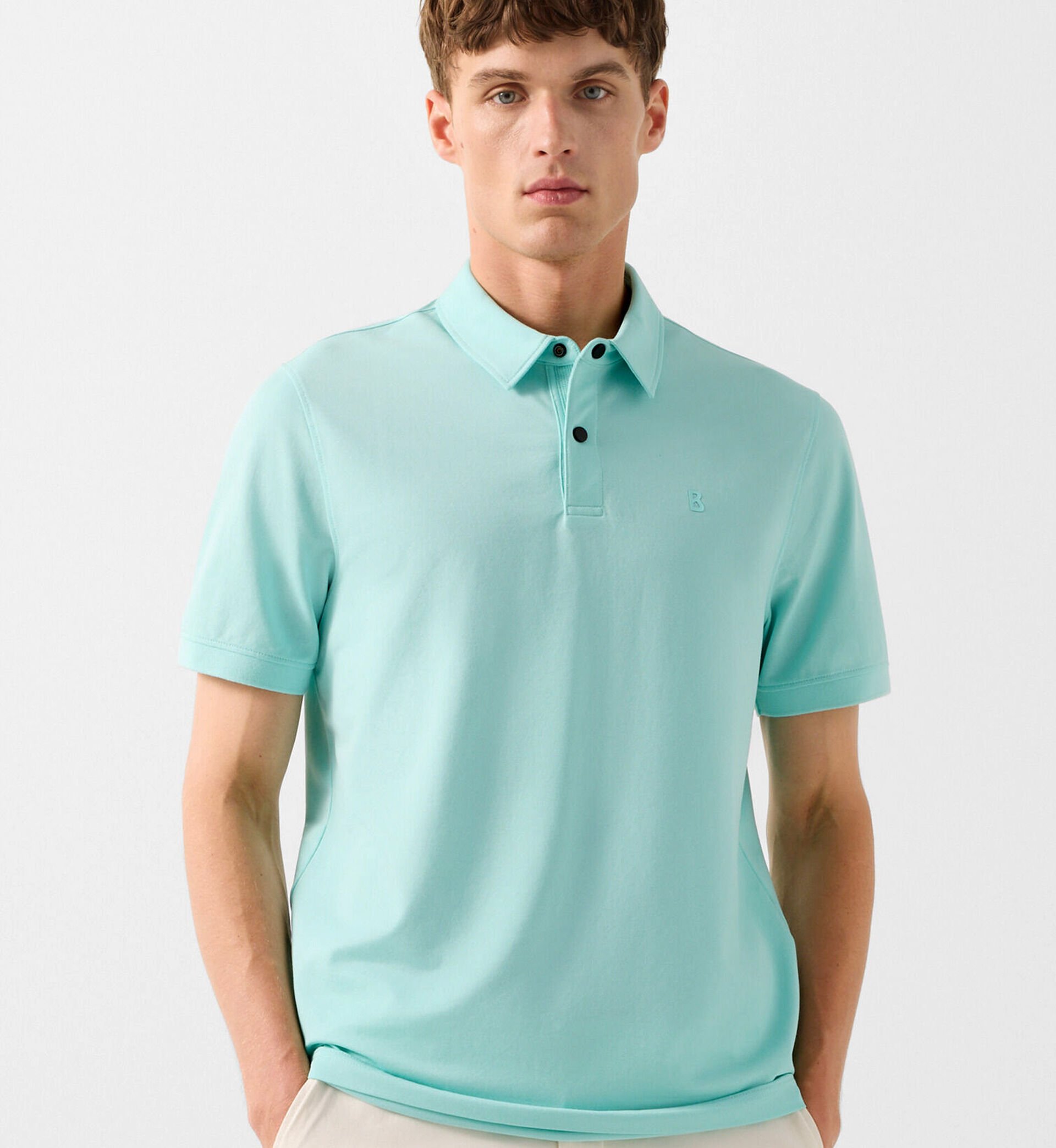 Nahaufnahme des Herren Models mit dem klassischen Polo-Shirt Timo in Cyan-Blau.