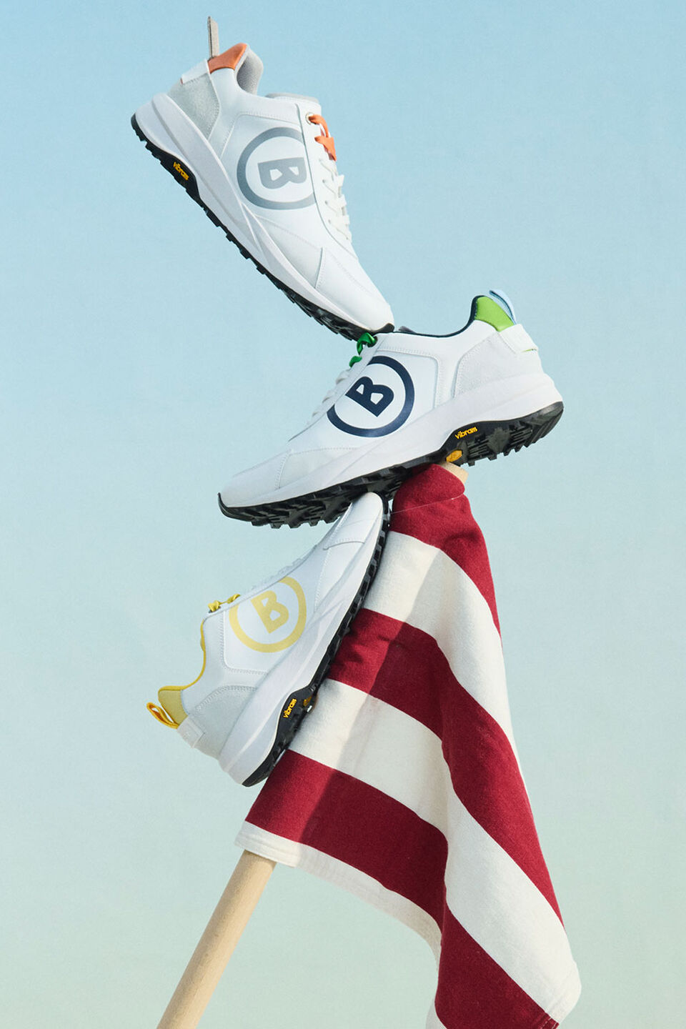 Golf shoes stacked on top of one another in different colours create a dynamic impression.