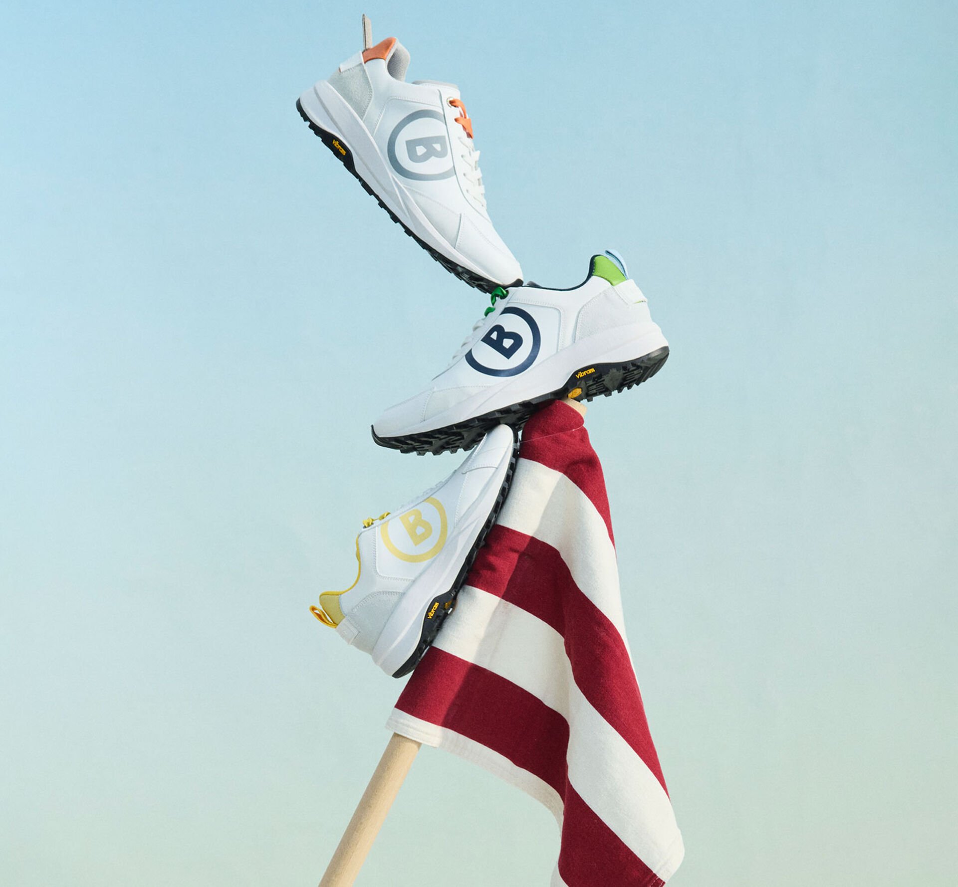 Golf shoes stacked on top of one another in different colours create a dynamic impression.