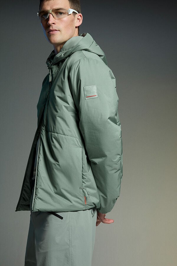 Seitliche Aufnahme der wattierten Jacke mit FIRE+ICE Logo auf dem linken &Auml;rmel.