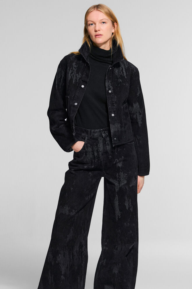 The model is combining Lizzy wide-fit jeans with the matching Lore jacket &ndash; both of them in denim with velvet.
