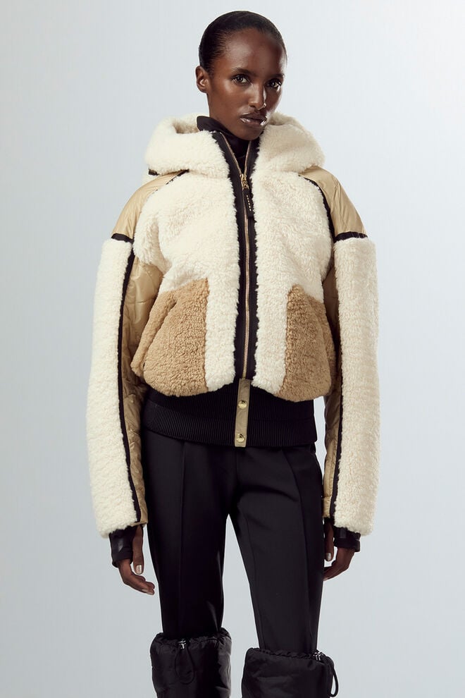 Die in Hellbraun und Beige gehaltene kurze Daunenjacke am Damen Model wird von Teddyfell-Details in Szene gesetzt. Die in Hellbraun und Beige gehaltene kurze Daunenjacke am Damen Model wird von Teddyfell-Details in Szene gesetzt.