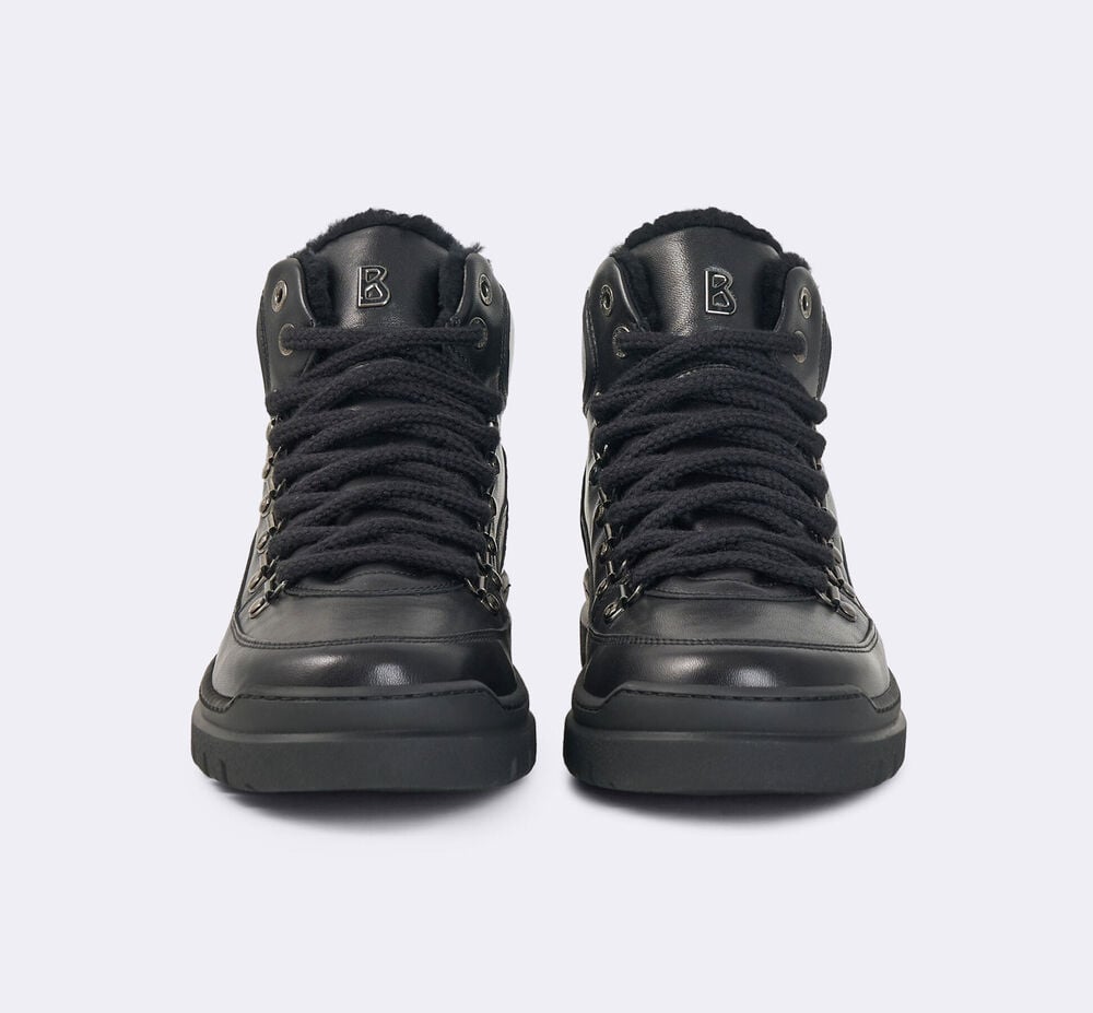 The Bansko lace-up boots from nappa leather sport a warm lambskin lining as well as fold-out spikes underneath the sole.