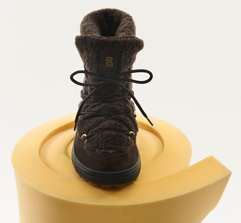 These boots, lined with shearling inside and out, can be fastened with laces.