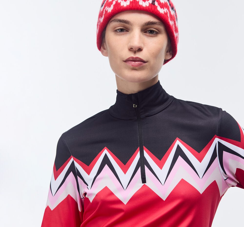 Halbk&ouml;rperaufnahme des Damen Models mit Stirnband und First Layer, samt labeltypischem W-Print in Blau, Wei&szlig;, Rot und Rosa.