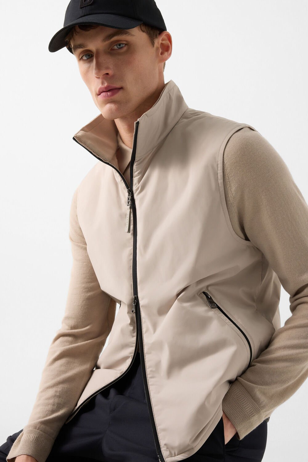 Nahaufnahme von Hybrid-Jacke Zisco in Beige. Der Zwei-Wege-Rei&szlig;verschluss wurde oben und unten etwas ge&ouml;ffnet.