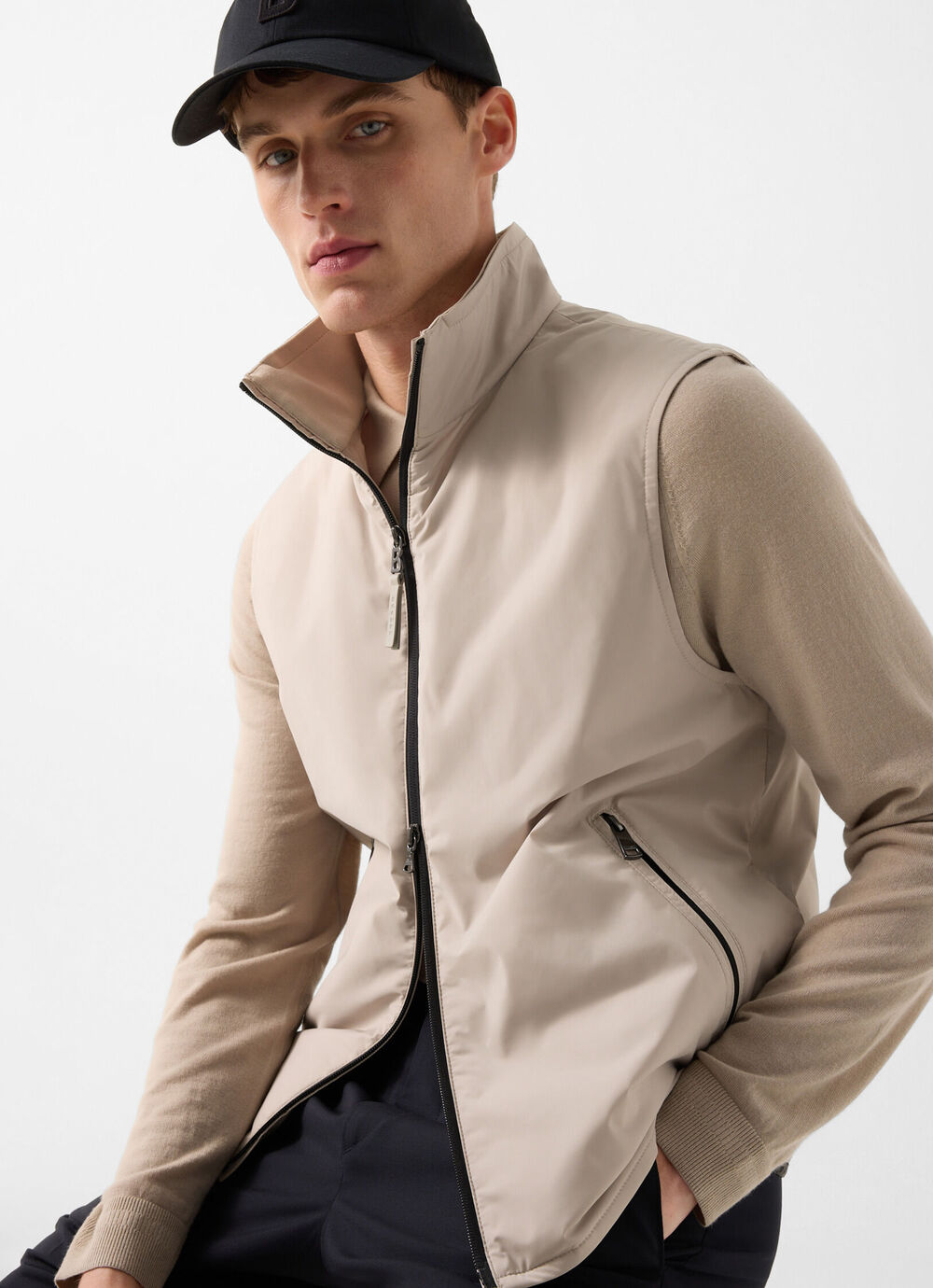 Nahaufnahme von Hybrid-Jacke Zisco in Beige. Der Zwei-Wege-Rei&szlig;verschluss wurde oben und unten etwas ge&ouml;ffnet.