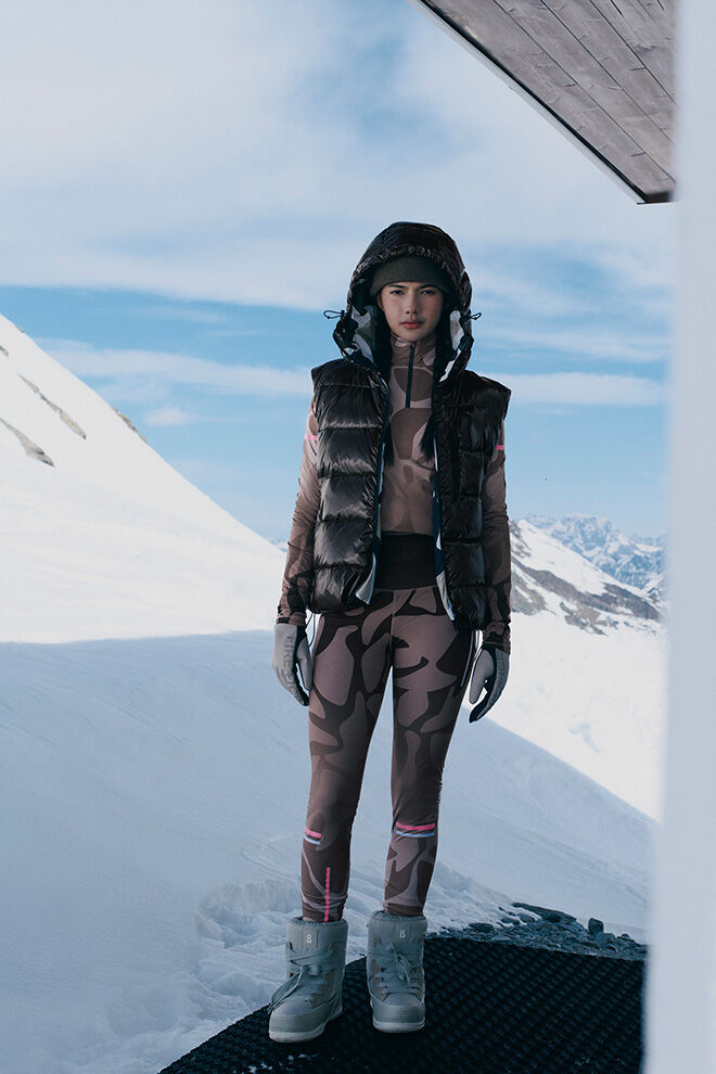 In sync with the collection's theme, the female model wears a first layer and tights with a graphic pattern in several colours.