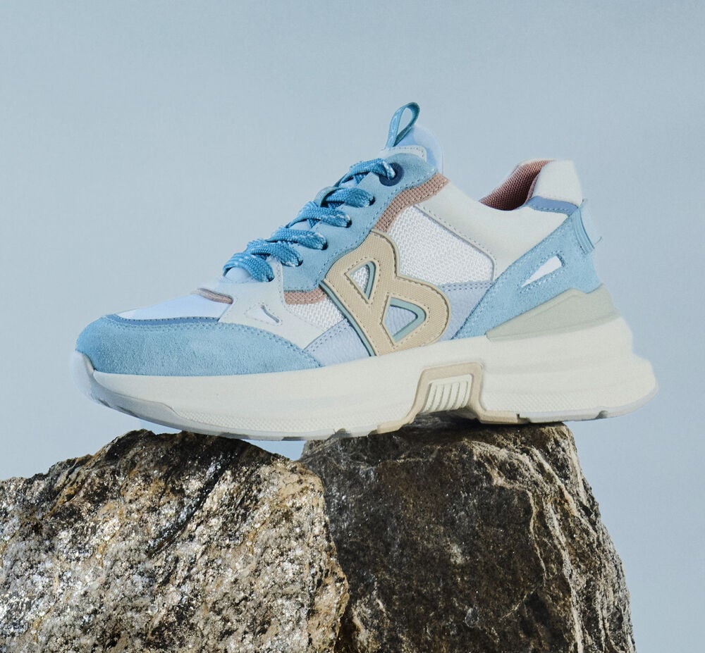 Seitliche Aufnahme des City Trail Performance Sneakers in sommerlichem Blau, Beige und Wei&szlig;.
