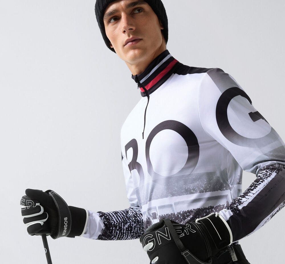 Halbk&ouml;rperaufnahme des Herren Models mit Stirnband und First Layer, samt labeltypischem Heritage Print in Schwarz und Wei&szlig;.