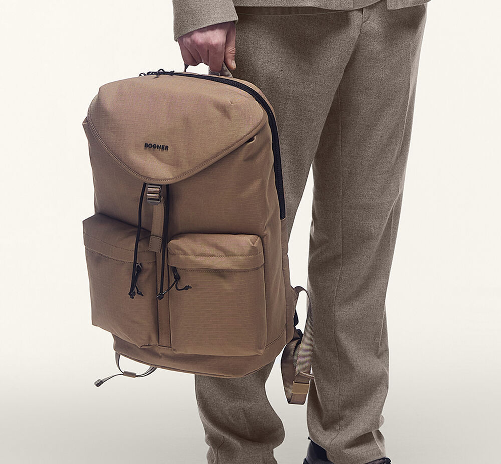 Een taupekleurige nylon rugzak met twee voorvakken