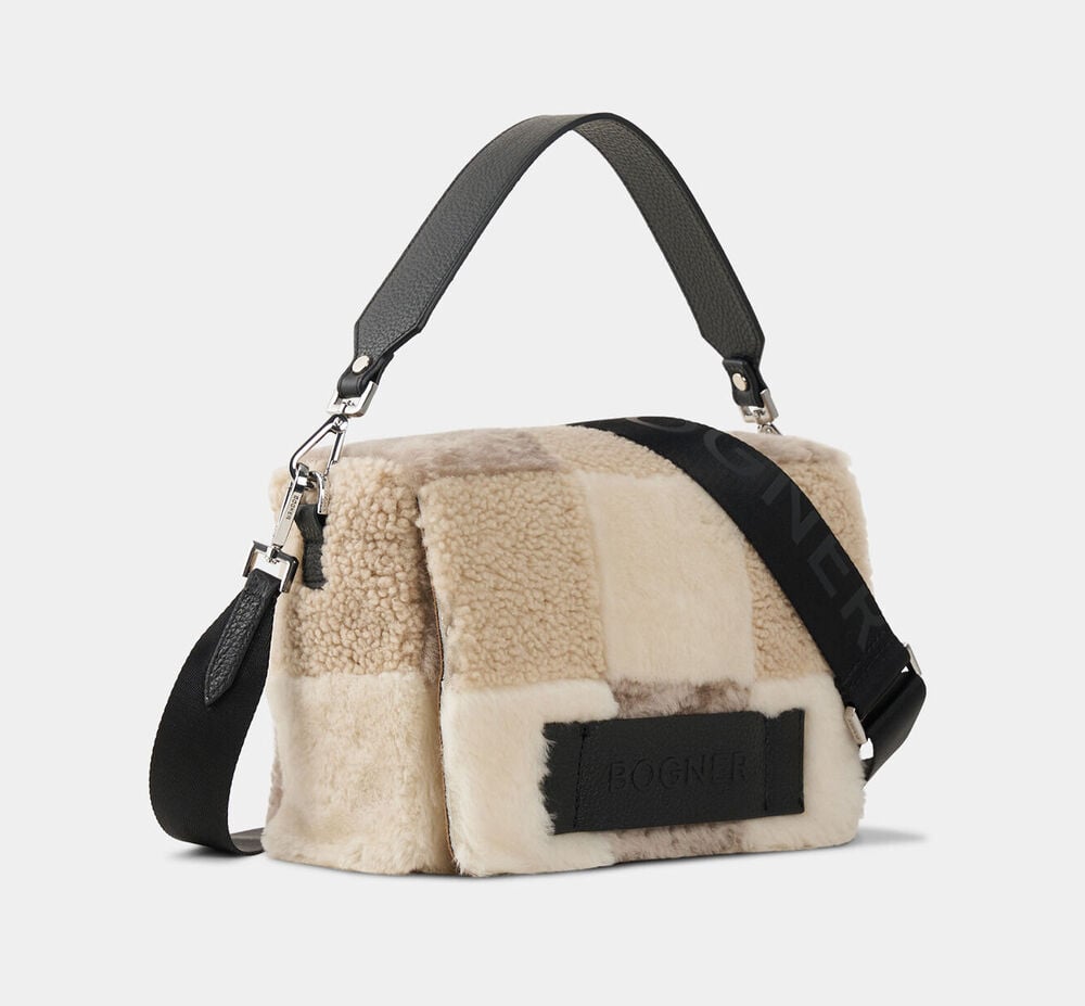 Eine im Patchwork-Look mit Lammfell besetzte Handtasche, rechteckiges Format, mit Logo-Trageriemen.