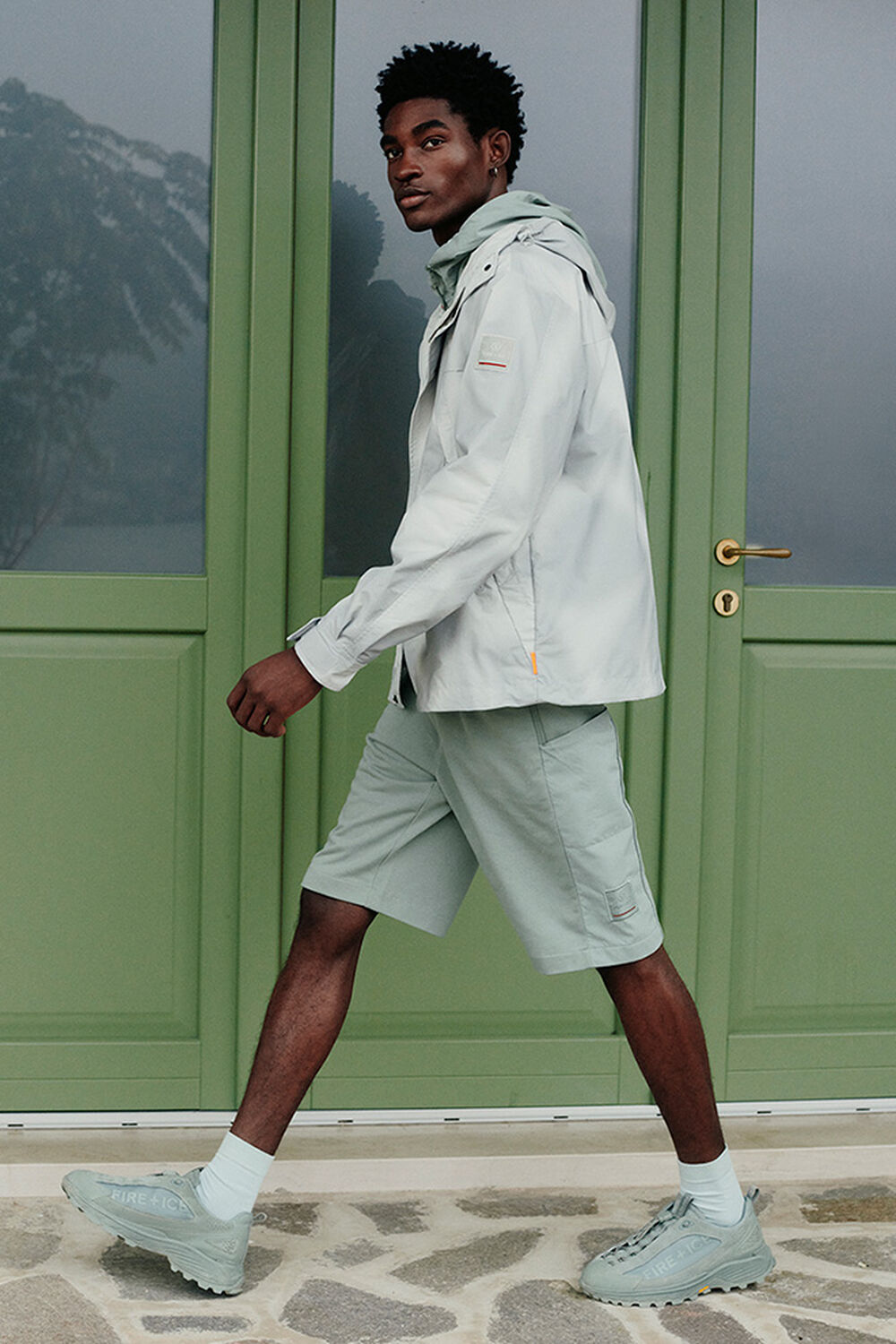 Das Herren Model tr&auml;gt einen Komplettlook in hellem Gr&uuml;n, dazu farblich passende FIRE+ICE Sneaker.