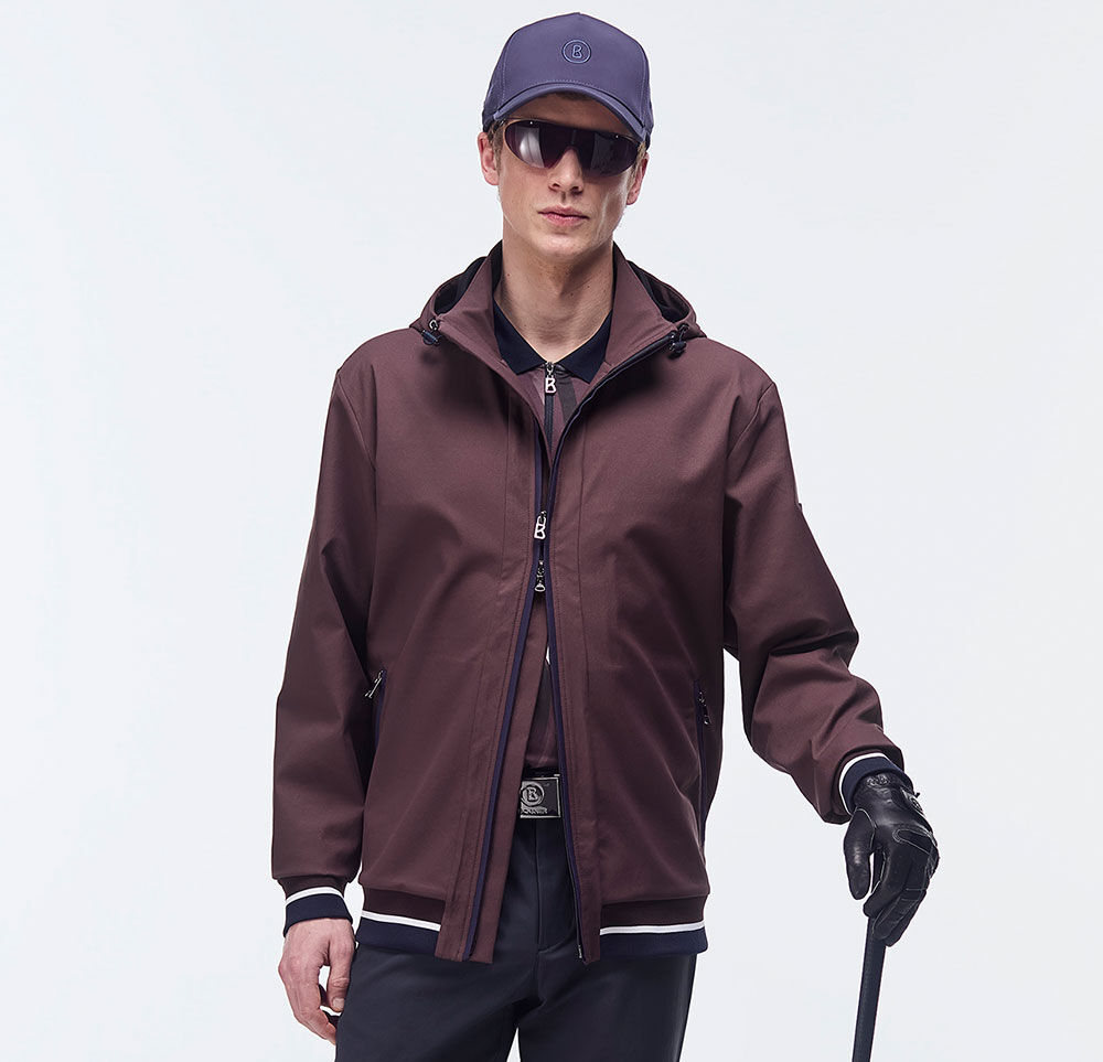 Die leichte weinrote Jacke mit Zwei-Wege-Reißverschluss wird von einem Herrenmodel getragen.