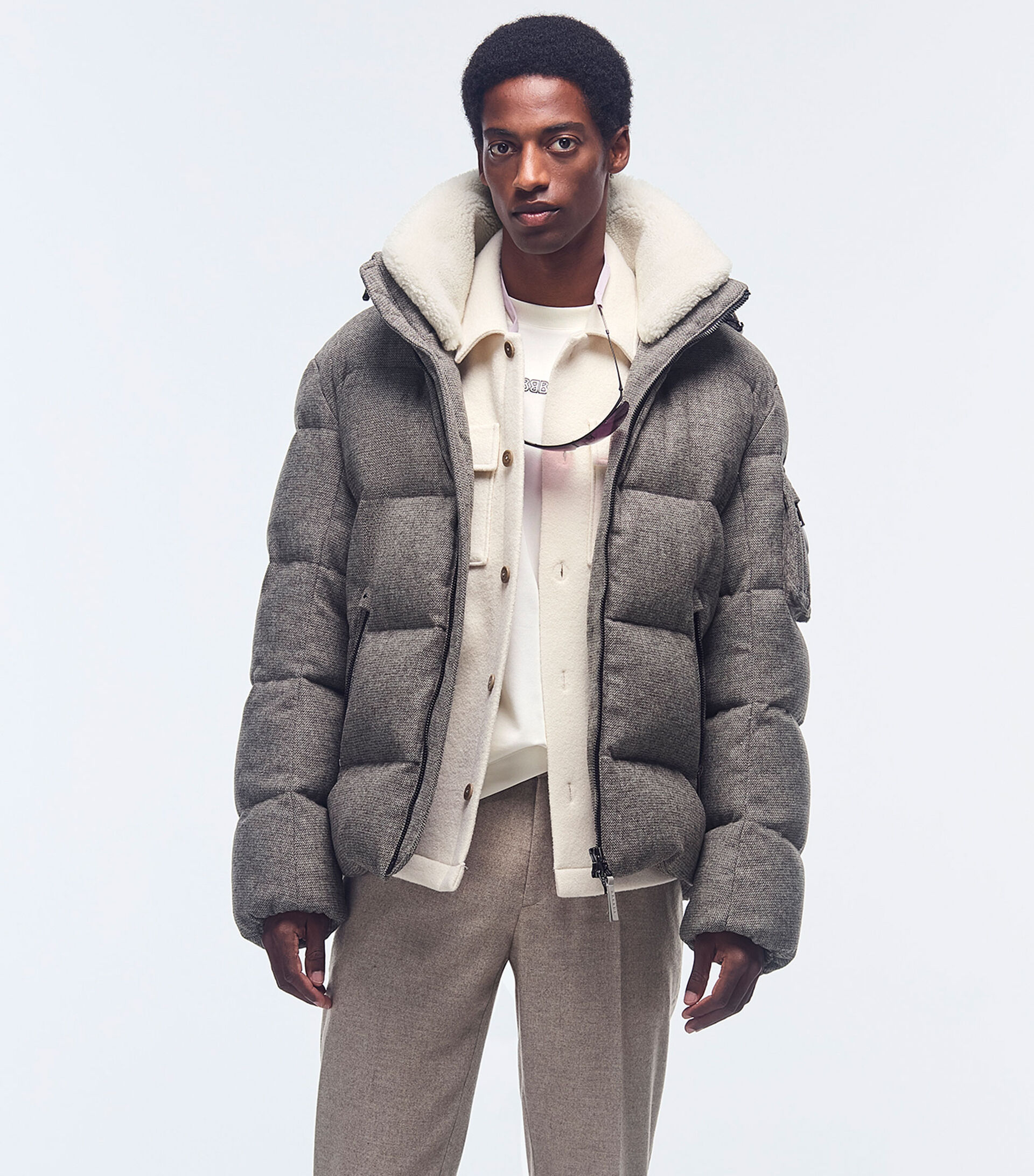 Das Herren Model trägt eine helle Hemdjacke aus Schurwolle, darüber eine BOGNER Jacket aus innovativer Performance Wool.