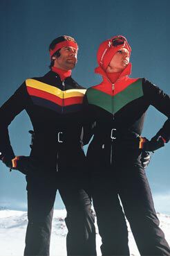 Die Trendfarbe der Saison: leuchtendes Rot - besonders sch&ouml;n auf diesem gepunkteten Midikleid mit Knopfleiste und G&uuml;rtel.