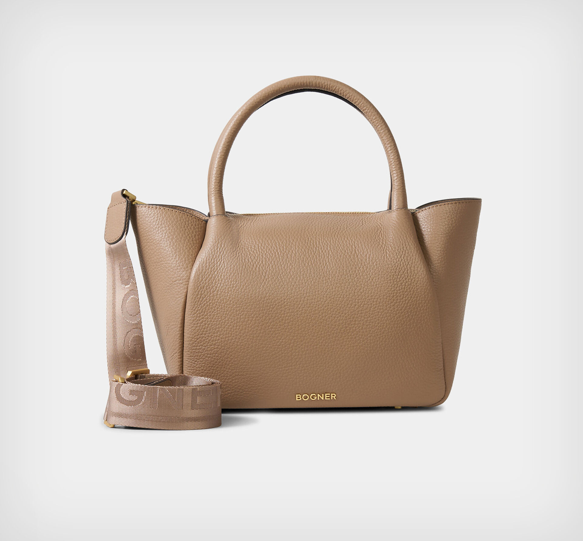Das Bild zeigt die trapezf&ouml;rmige Wallis Raja Handtasche mit Logodetails auf der Vorderseite und dem Schulterriemen.