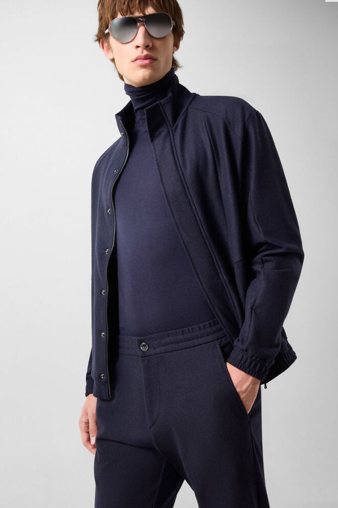 L&rsquo;autre mannequin homme porte &eacute;galement un ensemble compos&eacute; de la veste Bradley et du pantalon Boris en flanelle bleu marine. Il porte dessous le pull Gordon en laine vierge bleu marine.