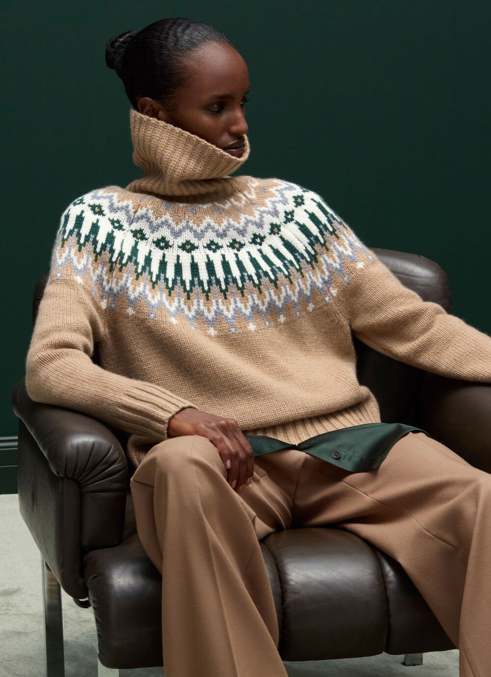 Focus sur le pull norvégien beige, parfaitement assorti à un pantalon ton sur ton pour un look harmonieux et élégant.